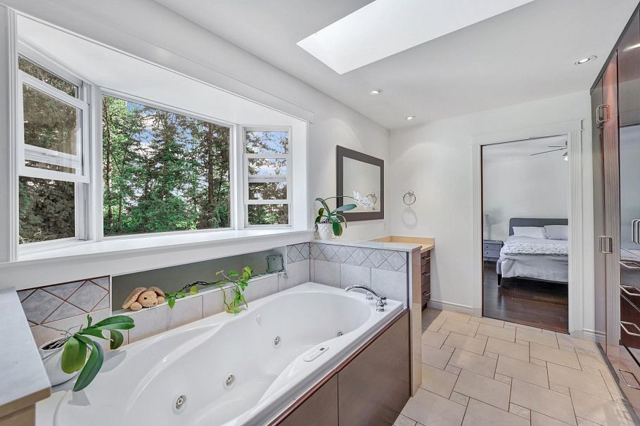 425 Tempe Crescent North Vancouver, BC - 11