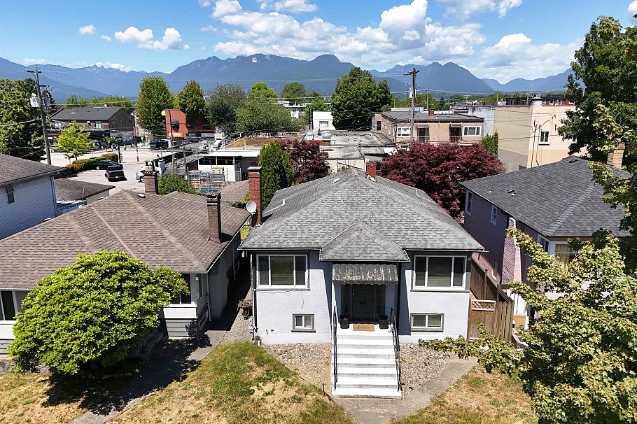 2349 E Pender Street Vancouver, BC - 1