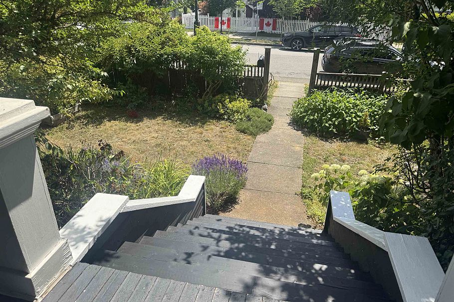 364 E 14th Street North Vancouver, BC - 17