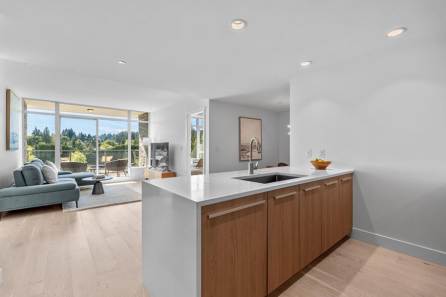 404 1210 E 27th Street North Vancouver, BC - 1