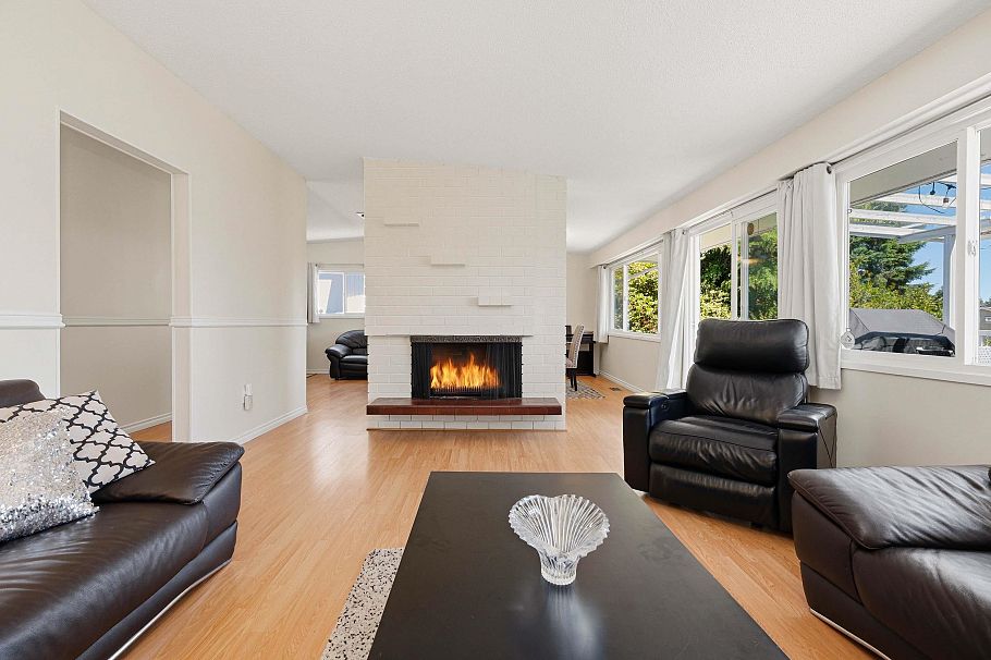 693 Plymouth Drive North Vancouver, BC - 6