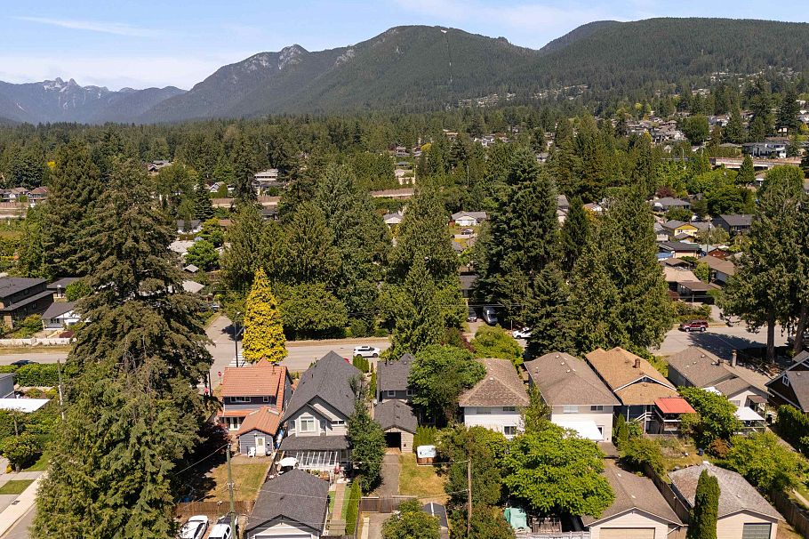457 W 23rd Street North Vancouver, BC - 37