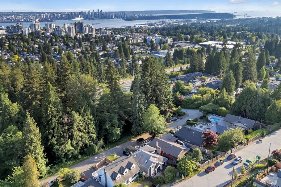 425 Tempe Crescent North Vancouver, BC - 6