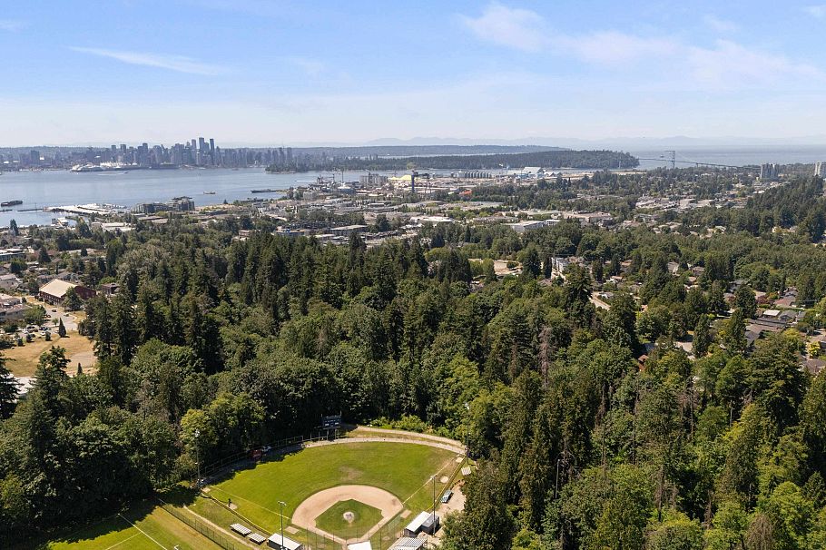 457 W 23rd Street North Vancouver, BC - 38
