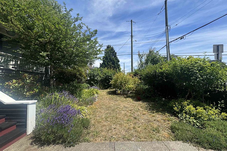 364 E 14th Street North Vancouver, BC - 22