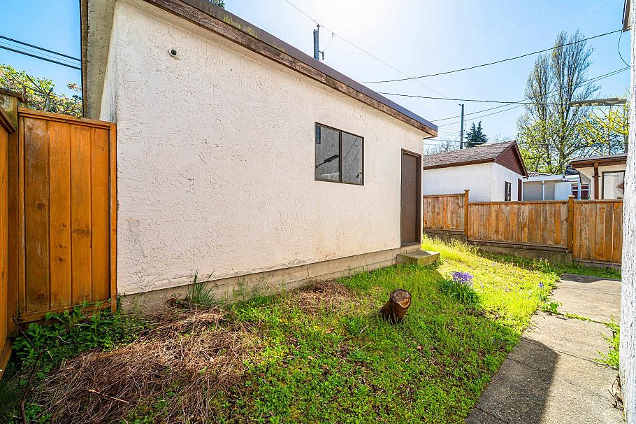 3974 W 10th Avenue Vancouver, BC - 24