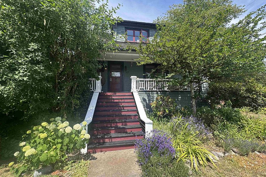 364 E 14th Street North Vancouver, BC - 2