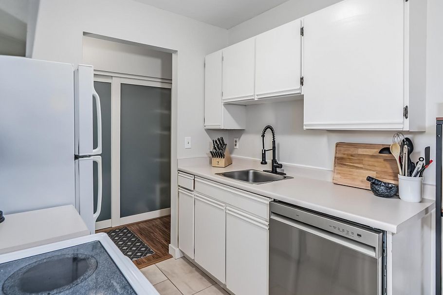 305 975 W 13th Avenue Vancouver, BC - 9