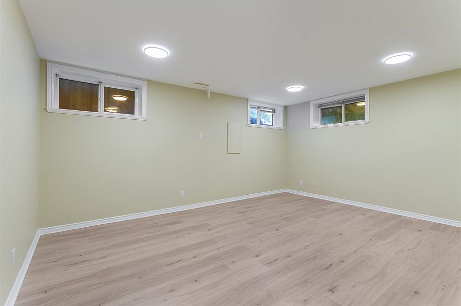 186 E Braemar Road Vancouver, BC - 4