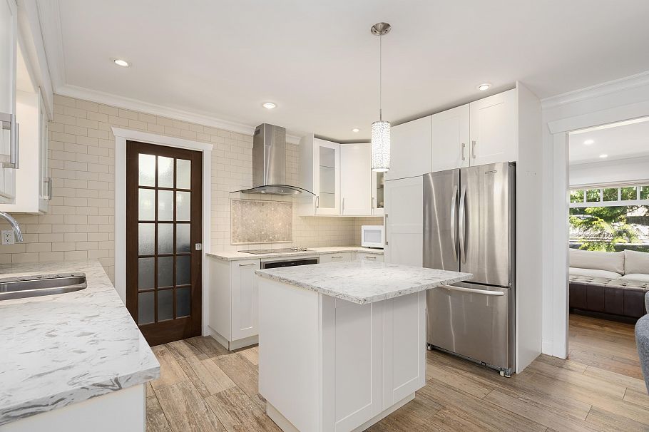 457 W 23rd Street North Vancouver, BC - 9