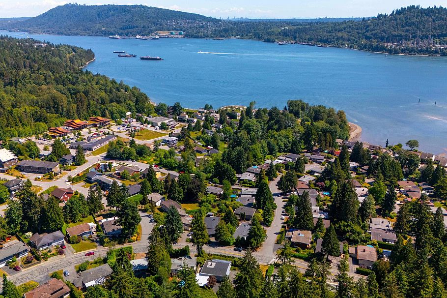 693 Plymouth Drive North Vancouver, BC - 35