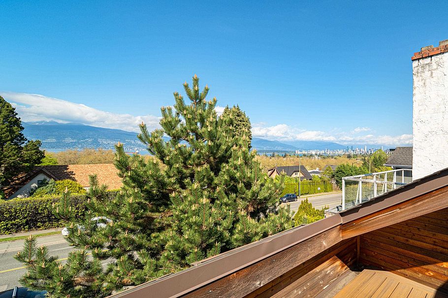 3974 W 10th Avenue Vancouver, BC - 31
