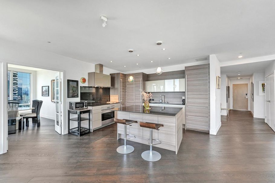 2106 989 Nelson Street Vancouver, BC - 3
