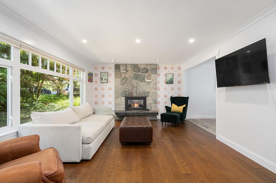 457 W 23rd Street North Vancouver, BC - 2