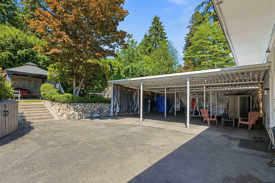 693 Plymouth Drive North Vancouver, BC - 28