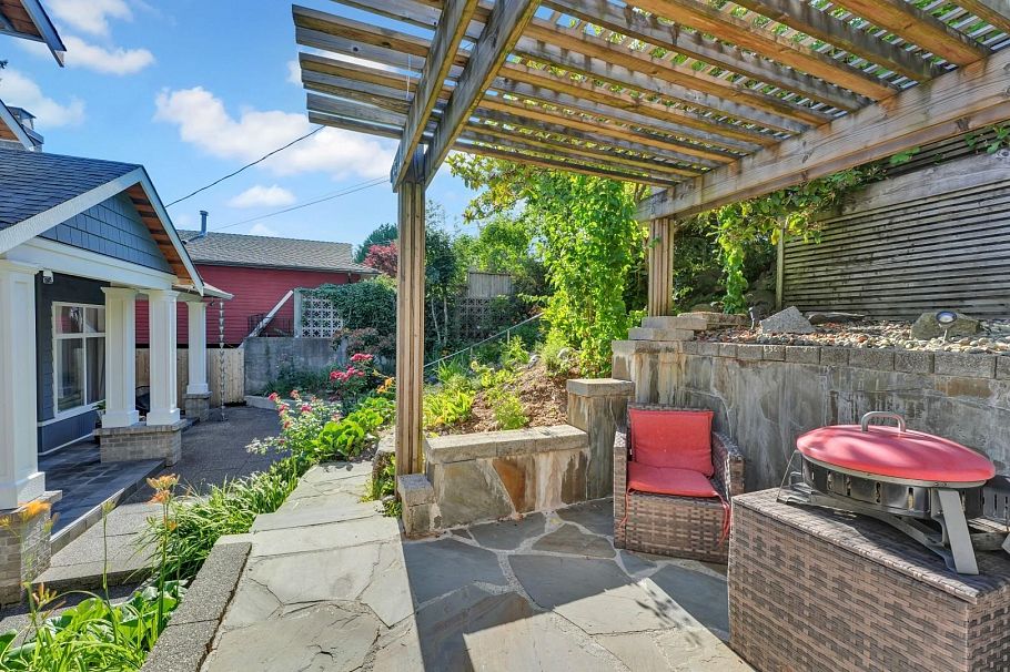 425 Tempe Crescent North Vancouver, BC - 30