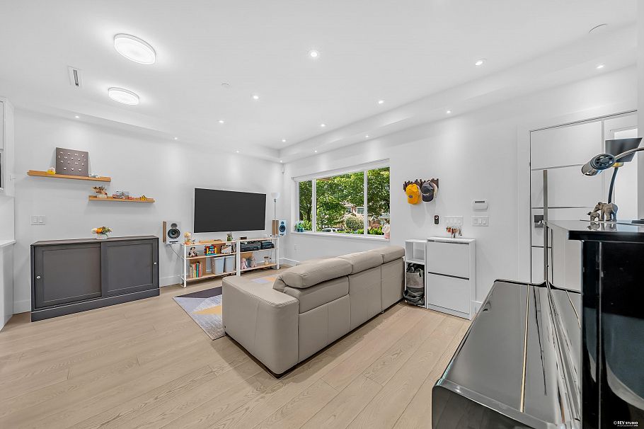 3342 E 24th Avenue Vancouver, BC - 4