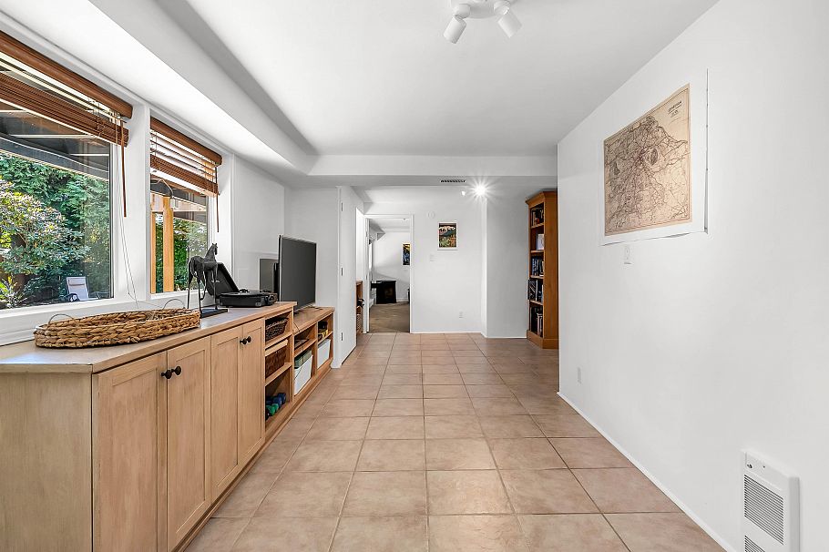 947 Evergreen Place North Vancouver, BC - 26