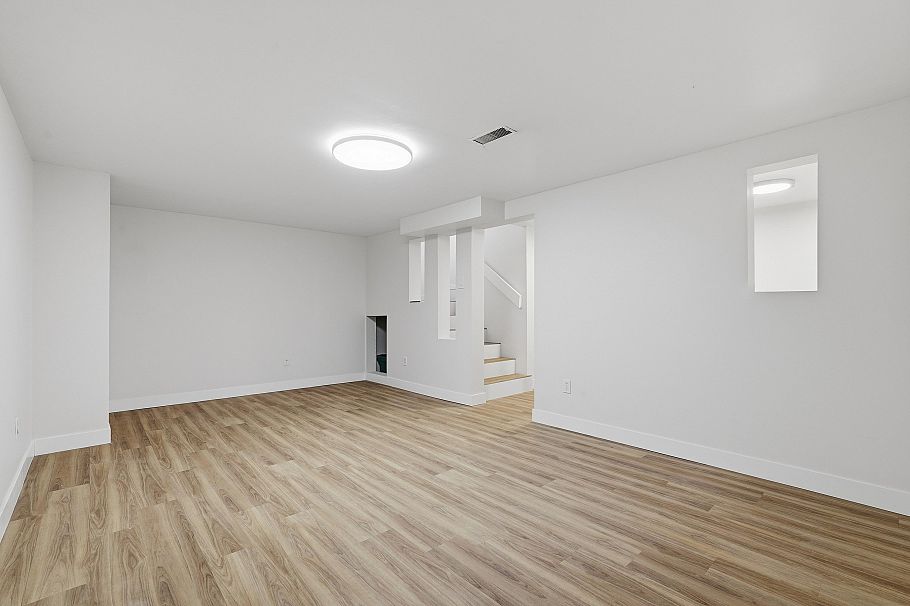 2329 Mountain Highway North Vancouver, BC - 28