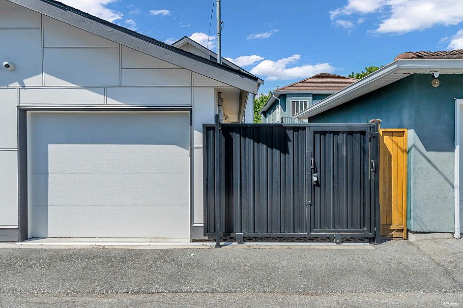 3342 E 24th Avenue Vancouver, BC - 18