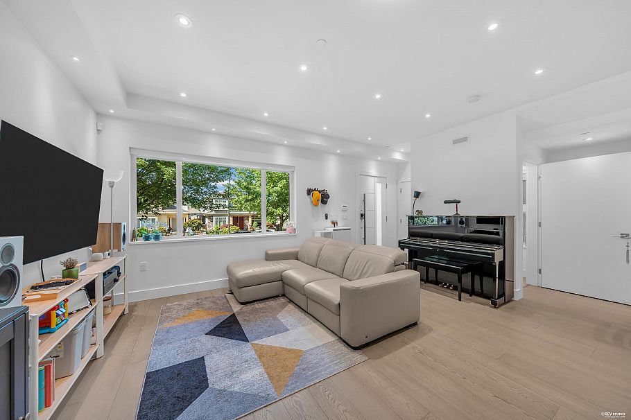 3342 E 24th Avenue Vancouver, BC - 3