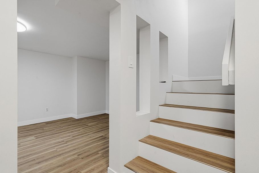 2329 Mountain Highway North Vancouver, BC - 31