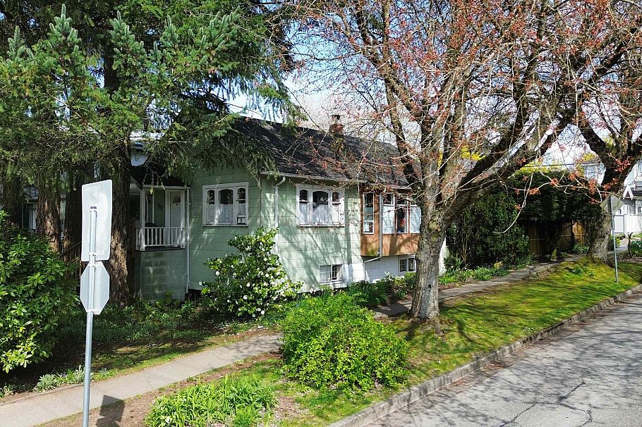 4496 Ontario Street Vancouver, BC - 2