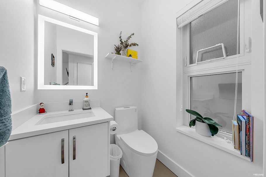 3342 E 24th Avenue Vancouver, BC - 9