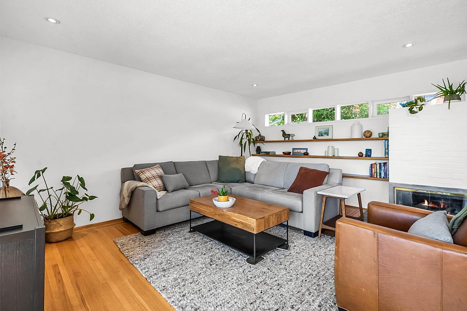947 Evergreen Place North Vancouver, BC - 1