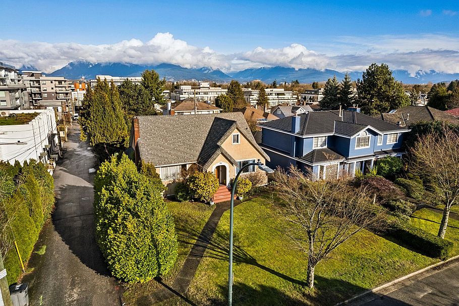 475 W 27th Avenue Vancouver, BC - 4