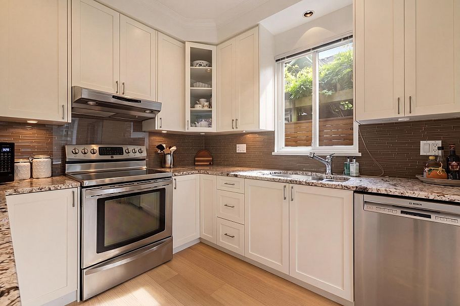 888 E 30th Avenue Vancouver, BC - 10