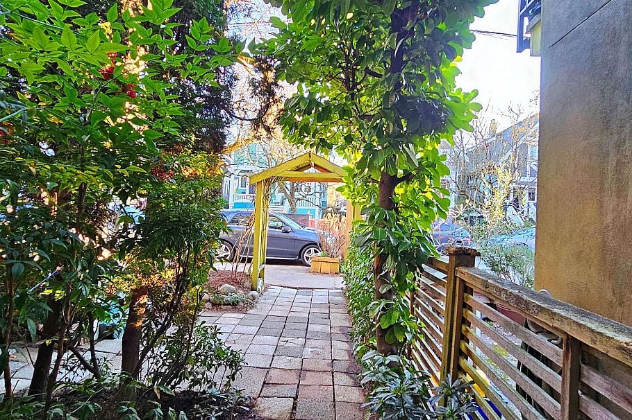 2635 W 7th Avenue Vancouver, BC - 26