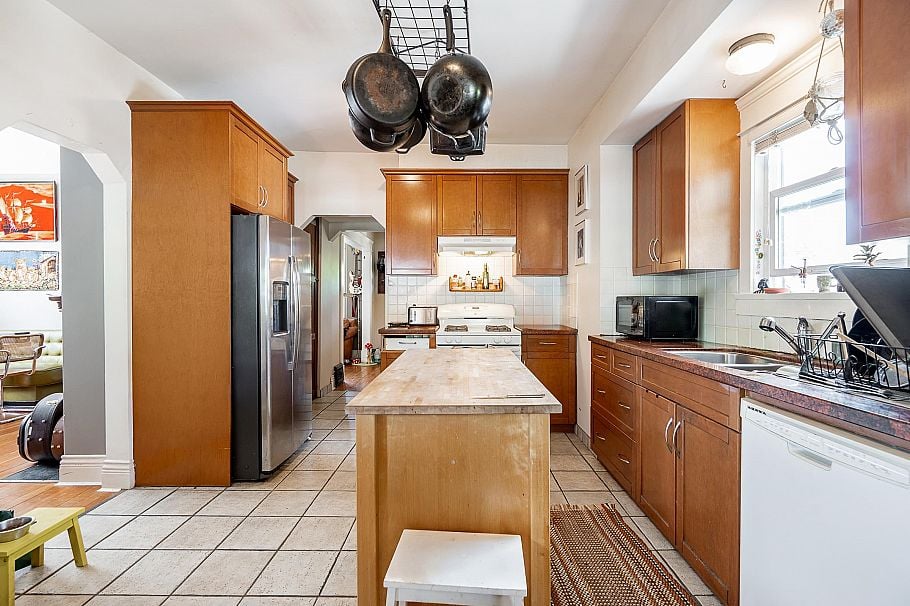 1329 E 12th Avenue Vancouver, BC - 4
