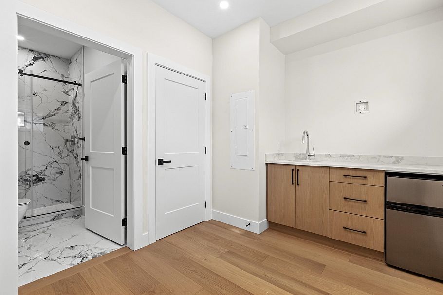 134 E 63rd Avenue Vancouver, BC - 32
