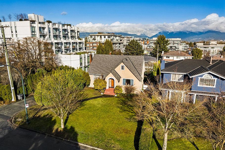 475 W 27th Avenue Vancouver, BC - 5