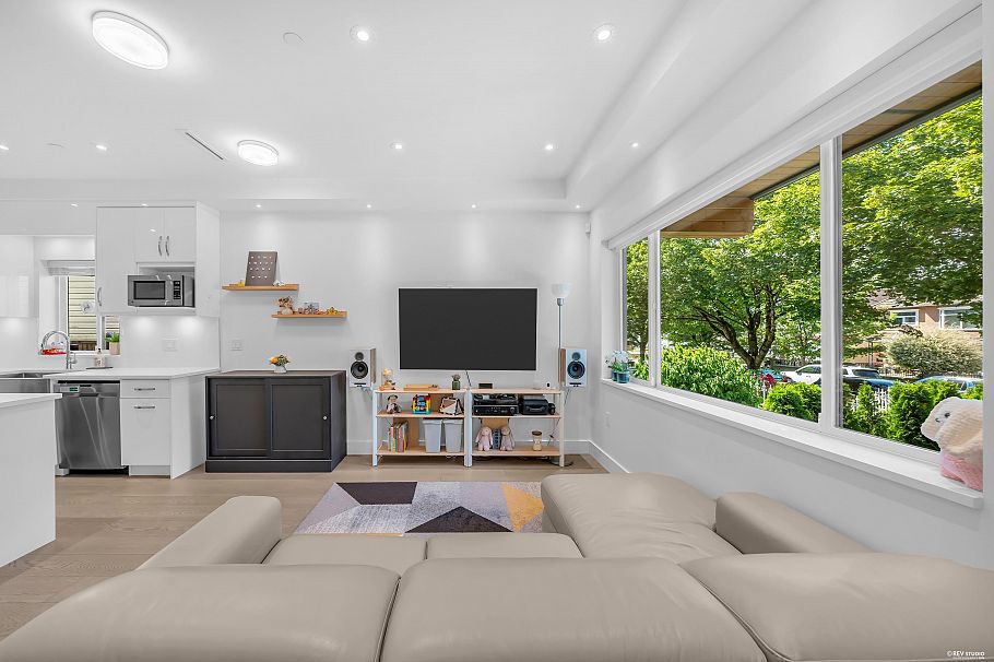 3342 E 24th Avenue Vancouver, BC - 5