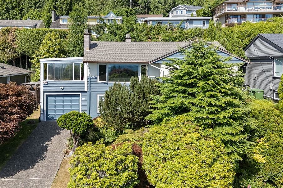 674 Blueridge Avenue North Vancouver, BC - 3