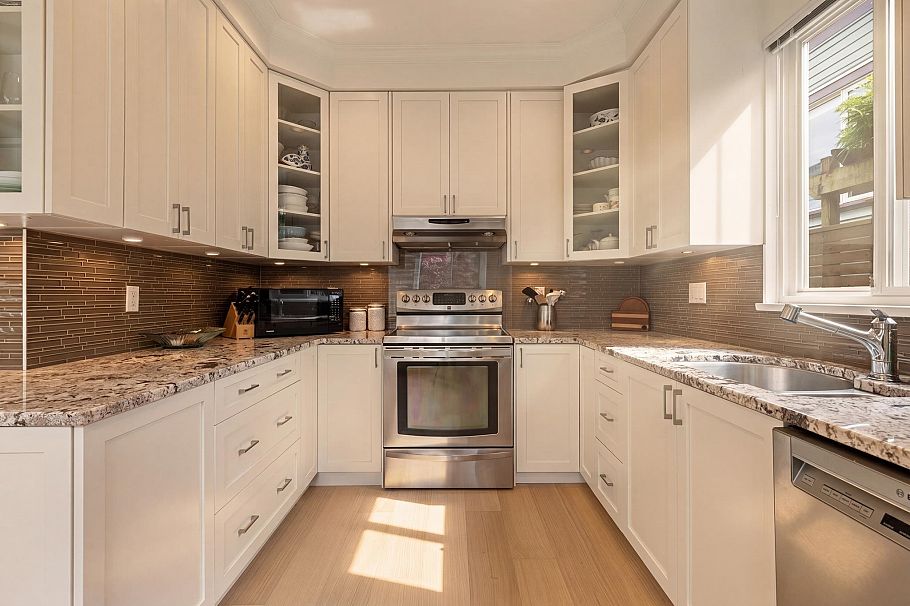 888 E 30th Avenue Vancouver, BC - 9