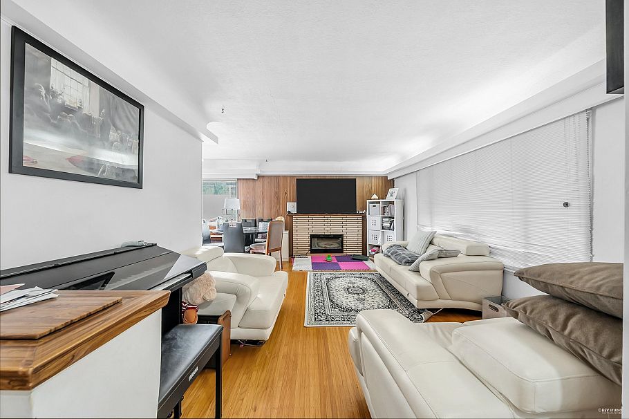 2975 E 41st Avenue Vancouver, BC - 4