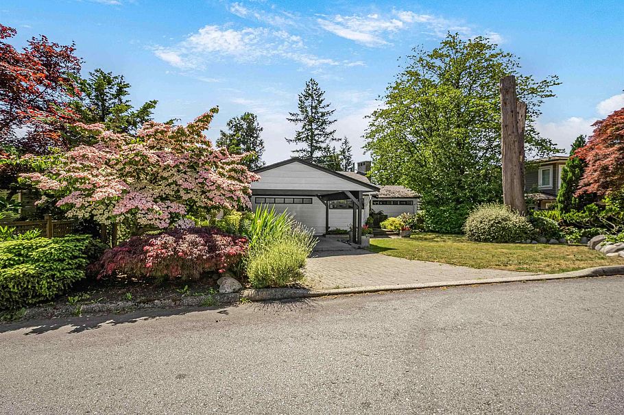 947 Evergreen Place North Vancouver, BC - 2