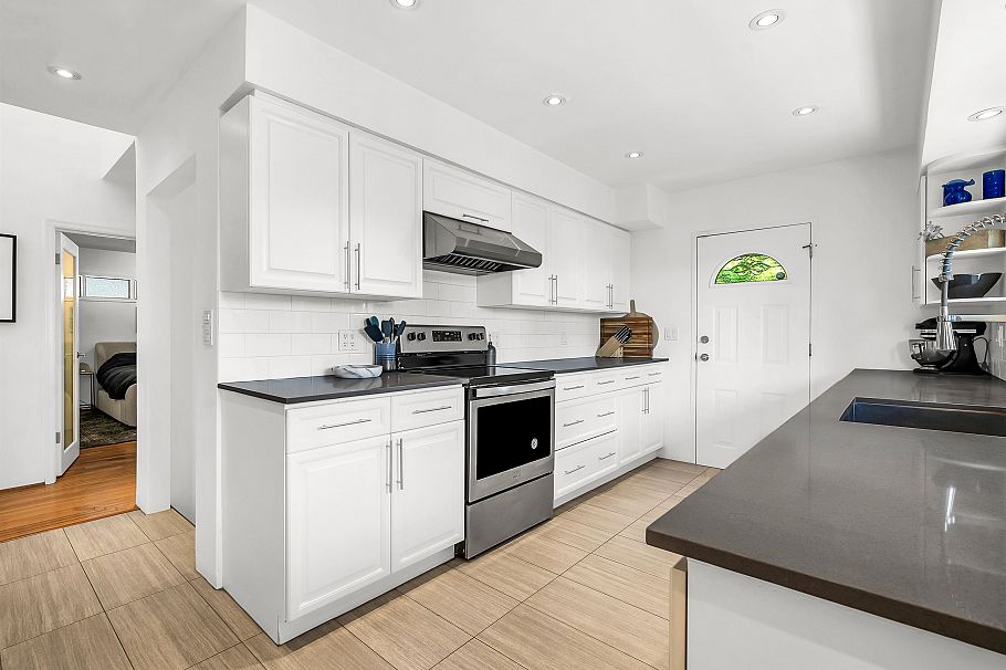947 Evergreen Place North Vancouver, BC - 14
