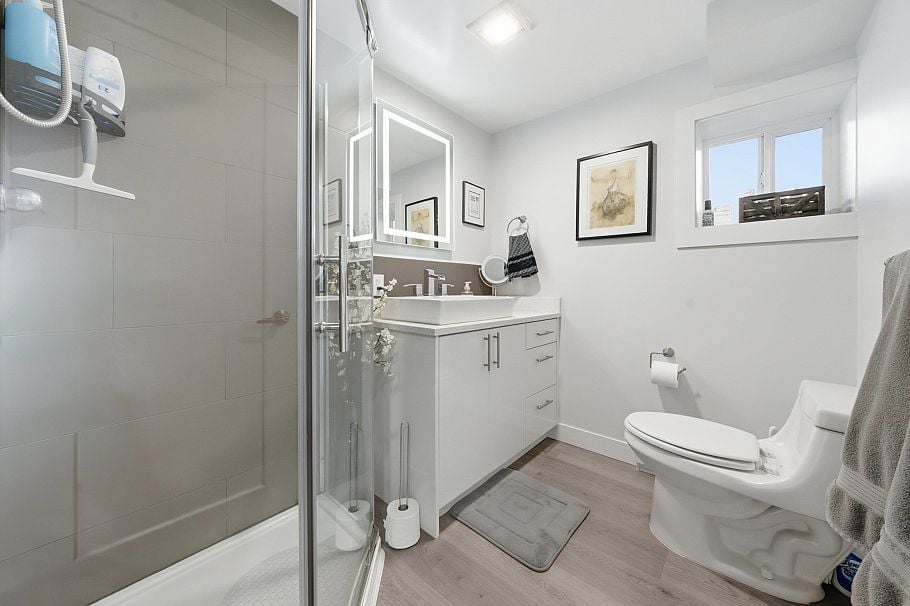 1120 Wellington Drive North Vancouver, BC - 24