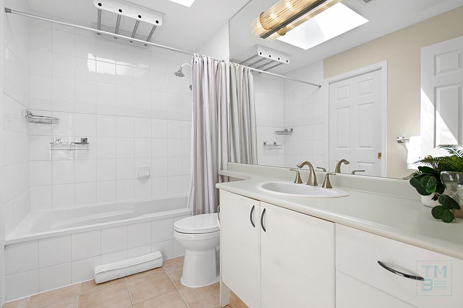 411 128 W 8th Street North Vancouver, BC - 25