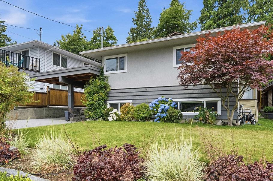 1120 Wellington Drive North Vancouver, BC - 2