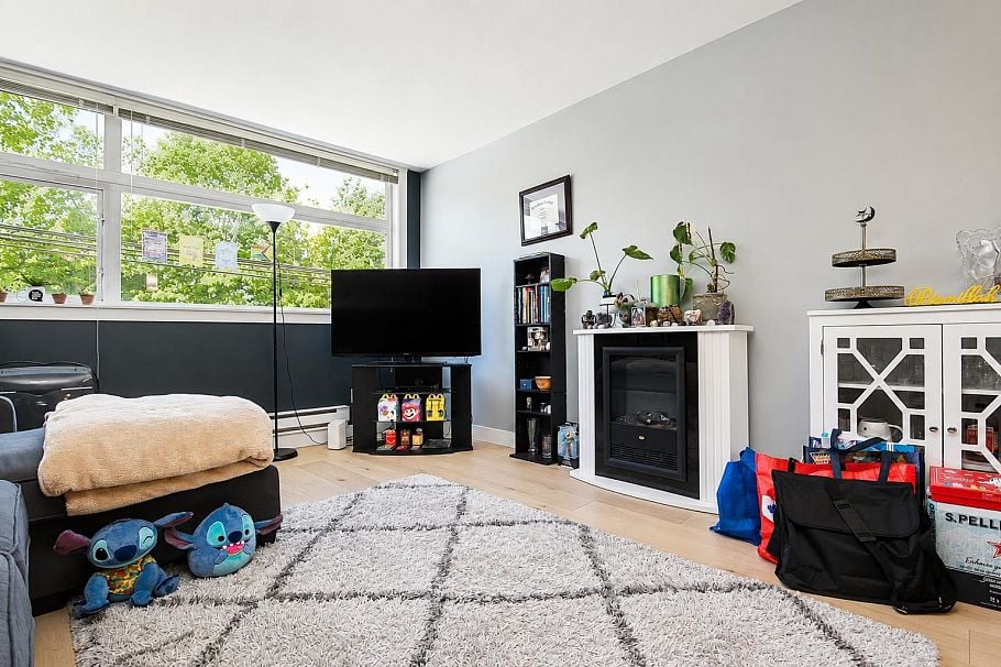 205 5488 Cecil Street Vancouver, BC - 4