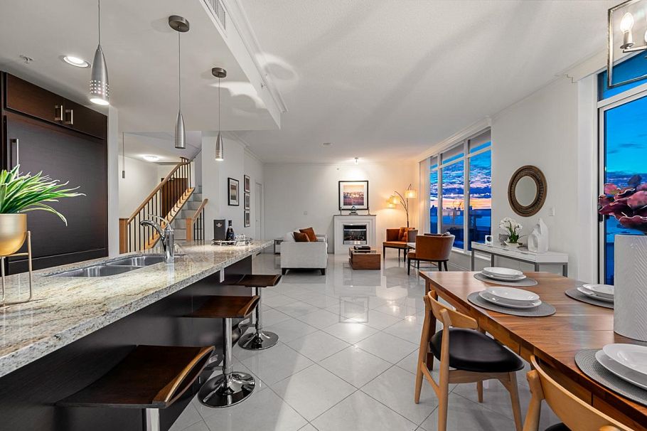 PH3 162 Victory Ship Way North Vancouver, BC - 6