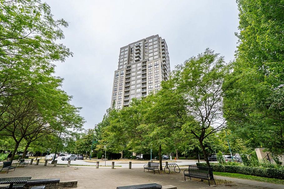 2409 3663 Crowley Drive Vancouver, BC - 2