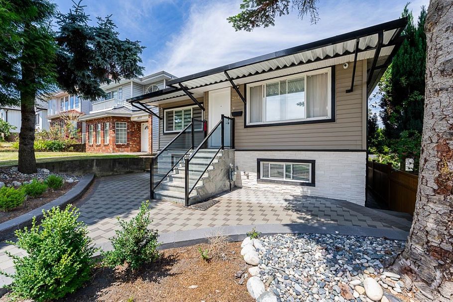 2843 E 5th Avenue Vancouver, BC - 2