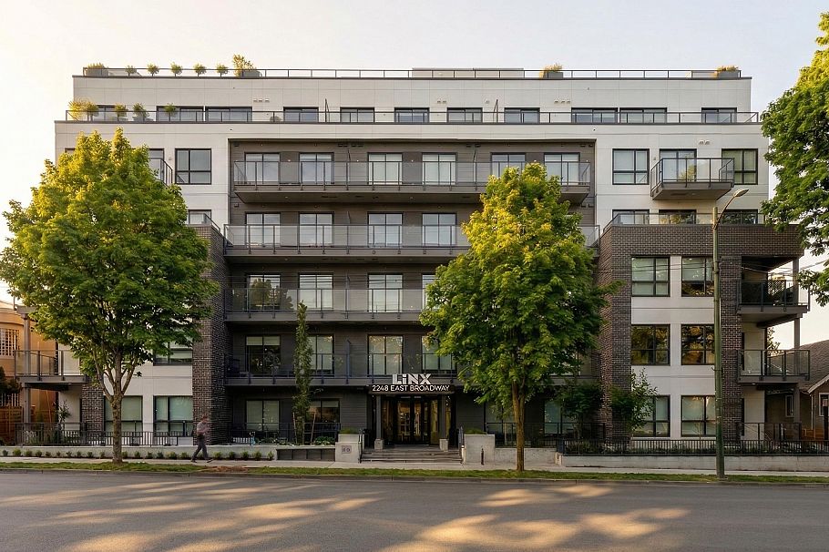 406 2268 E Broadway Street Vancouver, BC - 1