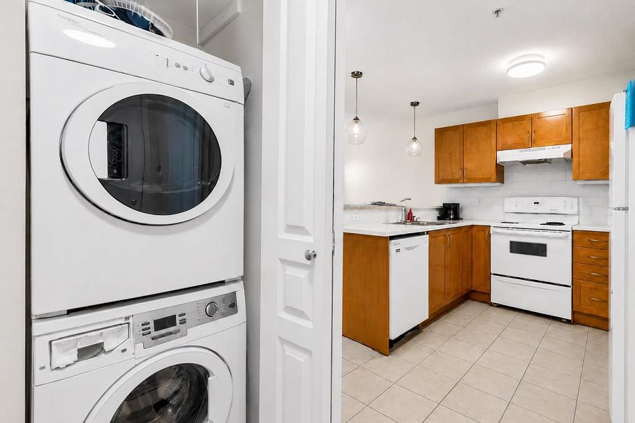 208 333 E 1st Street North Vancouver, BC - 11
